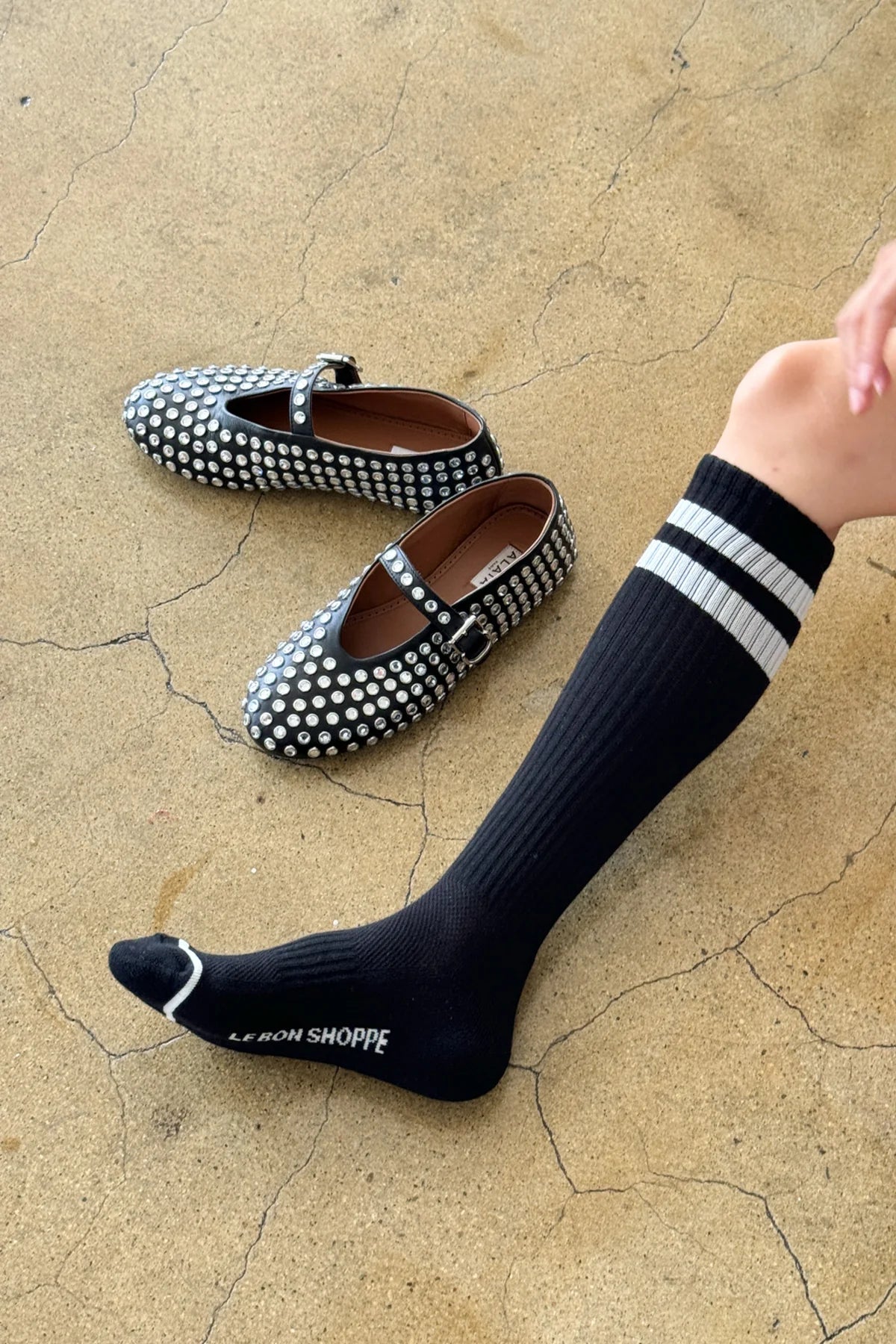LE BON SHOPPE - Knee High Boyfriend Socks - Black