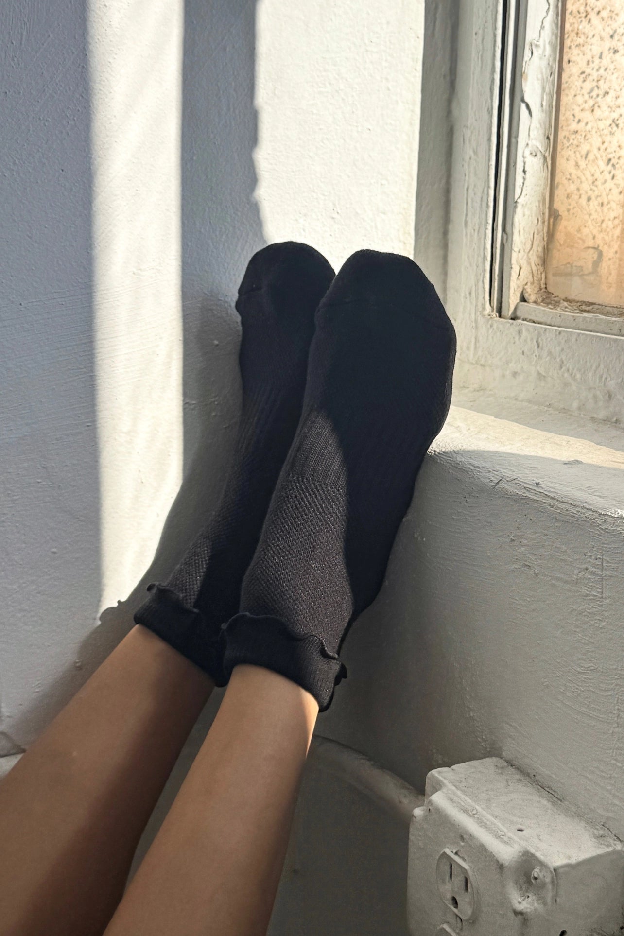 LE BON SHOPPE - Ruffled Hugger Crew Socks - Black / Black
