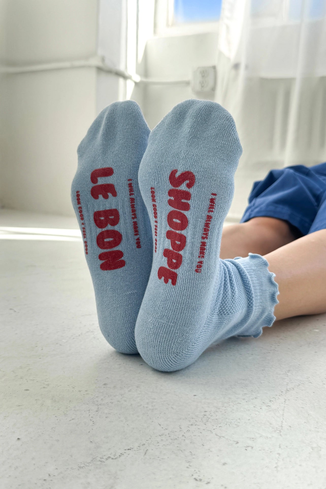 LE BON SHOPPE - Ruffled Hugger Crew Socks - Periwinkle / Red
