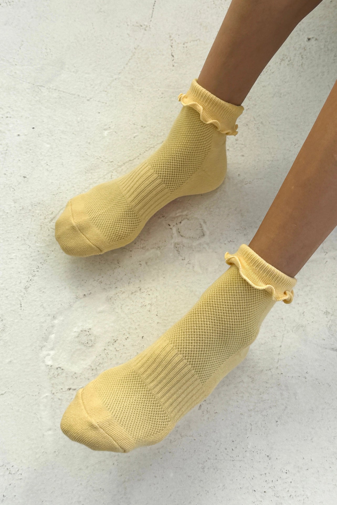 LE BON SHOPPE - Ruffled Hugger Crew Socks - Banana Cream / Red